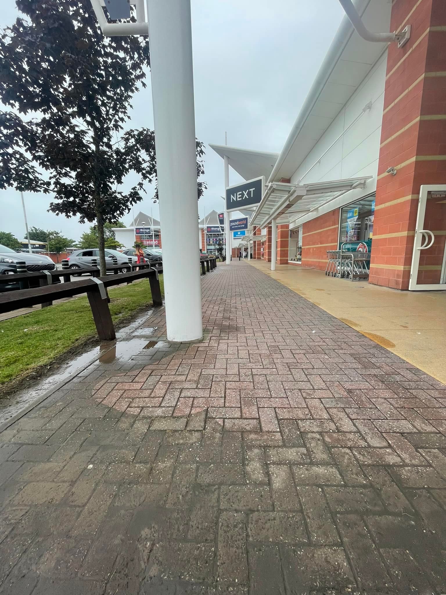 Shopping center walkway clean